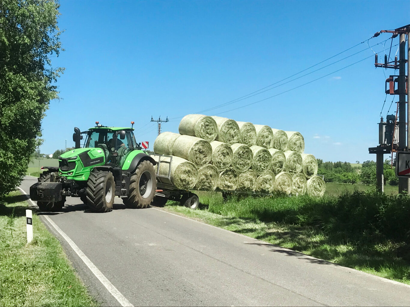 Seno po slisování okmažitě odvážíme do seníku.